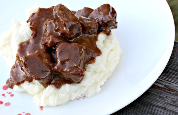 beef tips in gravy over mashed potaotes