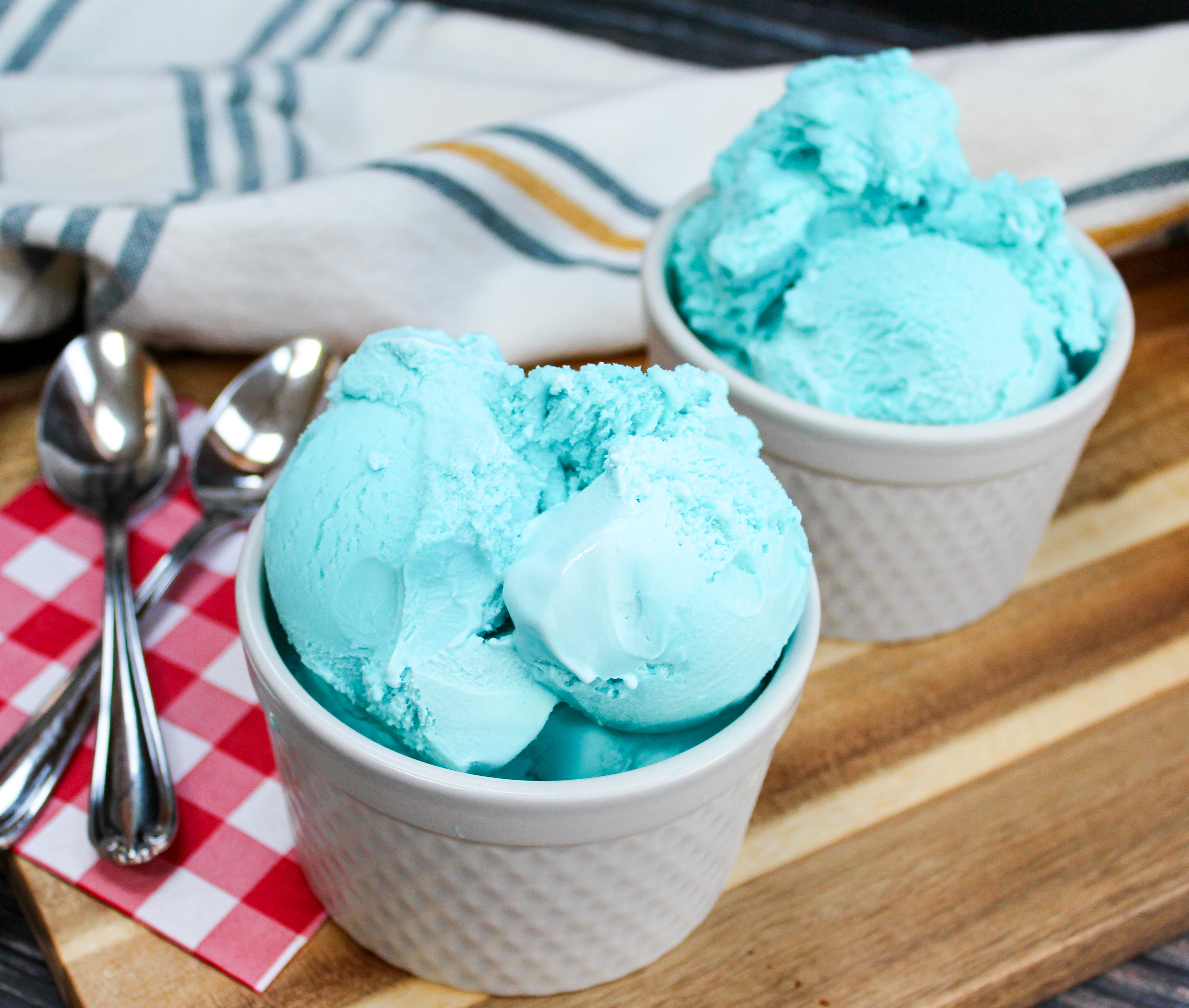 Мороженое голубого цвета